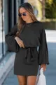 Dettaglio di un abito in maglia a coste grigio scuro con maniche a lanterna e cintura - Taglia S / Nero