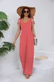 Détail d'une combinaison pantalon corail à jambes larges avec col en U et bretelles nouées. - Rouge pastèque