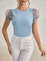 Detailansicht der eleganten floralen Netz-Puffärmel an einem blauen Slim-Fit-T-Shirt - S / Oberteile / Hellblau
