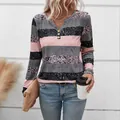Primo piano di una maglietta a righe a maniche lunghe con scollo a V e dettagli bottoni - Taglia S / Top / Rosa
