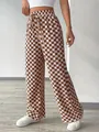 Dettaglio dei pantaloni dritti a scacchi marroni e bianchi a vita alta da donna casual - Taglia S / Pantaloni e gonne / Caffè