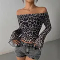 Primo piano di un top leopardato con spalle scoperte e maniche svasate alla moda - Nero