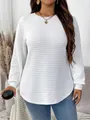 Detailopname van witte gewatteerde textuur op een casual plus size top met lange mouwen en zoom - XL / Tops / Wit