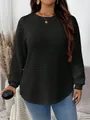 Detailweergave van de zwarte gewatteerde sweatshirt voor grote maten met ronde zoom - XL / Tops / Zwart