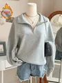 Nahaufnahme des grauen Oversize-Fleece-Sweatshirts mit halbem Reißverschluss. - S / Oberteile / Hellgrau