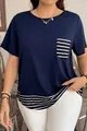 Gedetailleerde weergave van donkerblauw dames nep-tweedelig T-shirt met strepen op model - S / Tops / Blauw