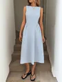 Detalle de un vestido midi sin mangas con rayas verticales azules y blancas y bolsillos - S / Vestidos / Azul cielo