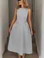 Elegante abito midi senza maniche a righe verticali con tasche indossato da una modella - Taglia S / Vestiti / Nero