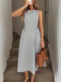 Vista detallada de un vestido midi sin mangas con rayas verticales y un bolso de mano tejido. - S / Vestidos / Negro