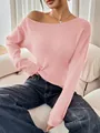 Dettaglio di un maglione rosa a maniche lunghe con scollo a barchetta, indossato da una modella. - Taglia S / Top / Rosa