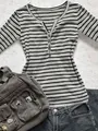 Dettaglio di una maglia Henley a righe grigie a maniche lunghe con borsa casual - Taglia S / Top / Grigio scuro
