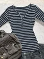 Vista dettagliata della maglietta a righe blu navy e colletto con bottoni Henley - Taglia S / Top / Blu navy