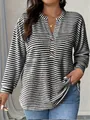 Detailansicht eines schwarz-weiß gestreiften langärmeligen Shirts mit Waffelstruktur. - Schwarz Gestreift