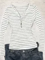 Vista piatta di una t-shirt a maniche lunghe a righe da donna con dettaglio bottoni - Taglia S / Top / Bianco