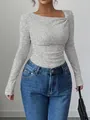 Detalle de top gris de canalé con cuello asimétrico y elegantes detalles plisados - S / Tops / Gris Plata