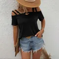 Dettaglio di un top nero con spalle scoperte, doppie spalline e scollo a V intagliato - Taglia S / Top / Nero