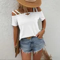 Vista dettagliata di un'elegante maglietta bianca con spalle scoperte e design a doppia spallina - Taglia S / Top / Bianco