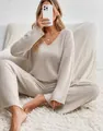 Comodo set da casa beige per donna con scollo a V e trama a costine molto morbida - XS / Top E Pantaloni / Albicocca