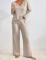 Άνετο γυναικείο μπεζ ριμπ σετ loungewear με μπλούζα V και φαρδύ μακρύ παντελόνι - S / Τοπ και Παντελόνι / Βερικοκί
