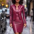 Détail d'un ensemble veste courte en similicuir bordeaux et robe moulante - S / Haut Et Bas / Bordeaux