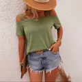 Detailansicht des grünen Kurzarm-T-Shirts mit doppelten Schultergurten und Cold-Shoulder-Design - Olivgrün