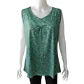 Close-up van de elegante roze bloemen en witte rankenprint op deze groene zomertop - S / Tops / Groen