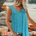 Detailopname van de blauwe bloemenprint op de mouwloze damestop met V-hals voor zomer - S / Tops / Lichtblauw