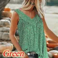 Débardeur fleuri vert col en V pour femme dans un décor rustique de plein air - S / Hauts / Vert