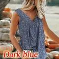 Gedetailleerde weergave van een donkerblauwe dames top met bloemenprint en V-hals - S / Tops / Donkerblauw