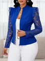 Détail d'un blazer bleu royal pour femme avec manches en dentelle et zip - S / Hauts / Bleu