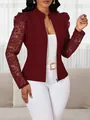 Gros plan d'un blazer bordeaux élégant avec manches en dentelle florale délicate - Bordeaux