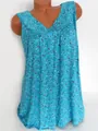 Vista detallada de una camiseta sin mangas con flores azules y cuello en V de moda. - Azul cielo