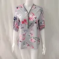 Detailansicht einer Blumenprint-Bluse mit V-Ausschnitt und Reißverschluss - Grau