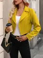 Vista detallada de blazer corto amarillo con cuello de solapa y botones de puño - S / Tops / Amarillo