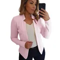 Detailweergave van de roze blazer met lange mouwen voor dames in een modieuze look - S / Tops / Lichtroze
