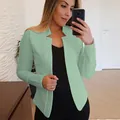 Primer plano de un blazer verde menta de manga larga abierto para mujer en selfie de espejo. - S / Tops / Verde claro