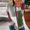 Close-up van kleurgeblokte patchwork T-shirt met lange mouwen voor dames in spiegel-selfie - Grijs en Legergroen
