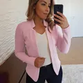 Detalle que muestra el corte ajustado y el diseño elegante del blazer corto rosa mujer. - S / Tops / Rosa Claro