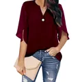 Elegante camicetta in chiffon bordeaux a maniche corte, scollo a V, bottone e dettaglio drappeggiato - Taglia S / Top / Borgogna