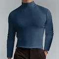 Dettaglio di una maglia a maniche lunghe a collo alto blu scuro da uomo slim fit - Blu Notte