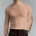 Primo piano di una maglia da uomo a collo alto a maniche lunghe color cammello - Khaki chiaro