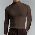 Primo piano di maglia da uomo marrone a dolcevita a maniche lunghe con vestibilità slim - Marrone scuro