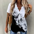 Détail du col en V ondulé et de l'imprimé floral artistique sur cette chemise à manches courtes - Grand Motif Floral Noir