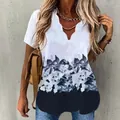 Primer plano de una mujer con una blusa de flores y un escote en V ondulado moderno. - S / Tops / Negro