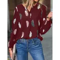 Dettaglio della stampa a piume su questa maglia bordeaux a maniche lunghe con scollo a V. - Taglia S / Top / Borgogna