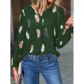 Dettaglio ravvicinato della camicetta verde con scollo a V e vivace stampa a piume e fit. - Taglia S / Top / Verde
