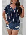 Vue détaillée d'une blouse grande taille à col en V bleu marine avec un imprimé plumes délicat - S / Hauts / Bleu Marine