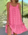 Vue détaillée d'une robe d'été rose à fleurs portée par un mannequin dans un jardin - S / Haut Et Bas / Rose