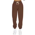 Detail der braunen Jogginghose mit Fleecefutter und Kordelzug - Kaffeebraun