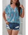Chemisier grande taille pour femmes avec col en V, imprimé plumes et manches courtes chic - S / Hauts / Bleu clair